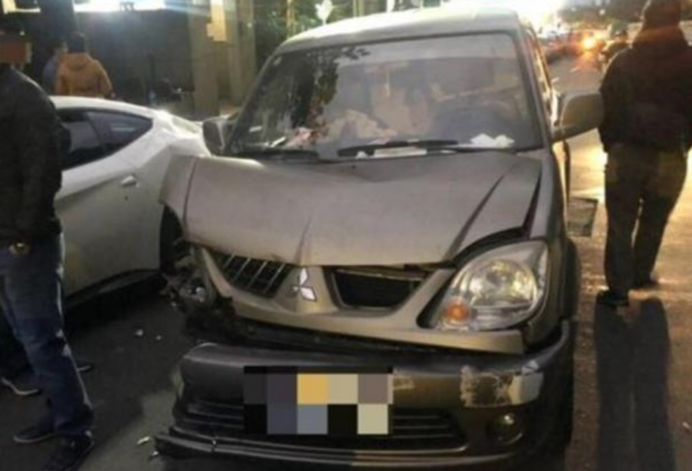 Mladić se nakon noćne smene uspavao od umora i ZABIO SE U TRI "FERARIJA", još ne moža da se oporavi šta mu je javnost priredila