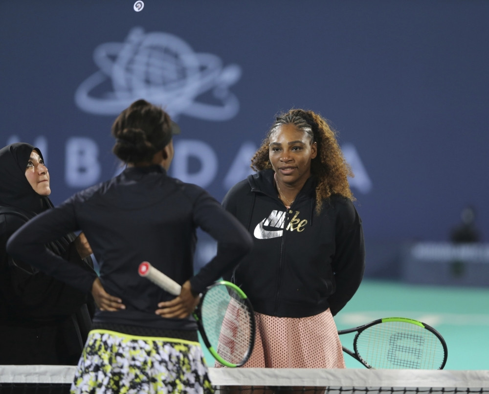 Serena i Venus igrale meč u Abu Dabiju, kada su odjednom obe PRASNULE U SMEH zbog ovoga! (VIDEO)