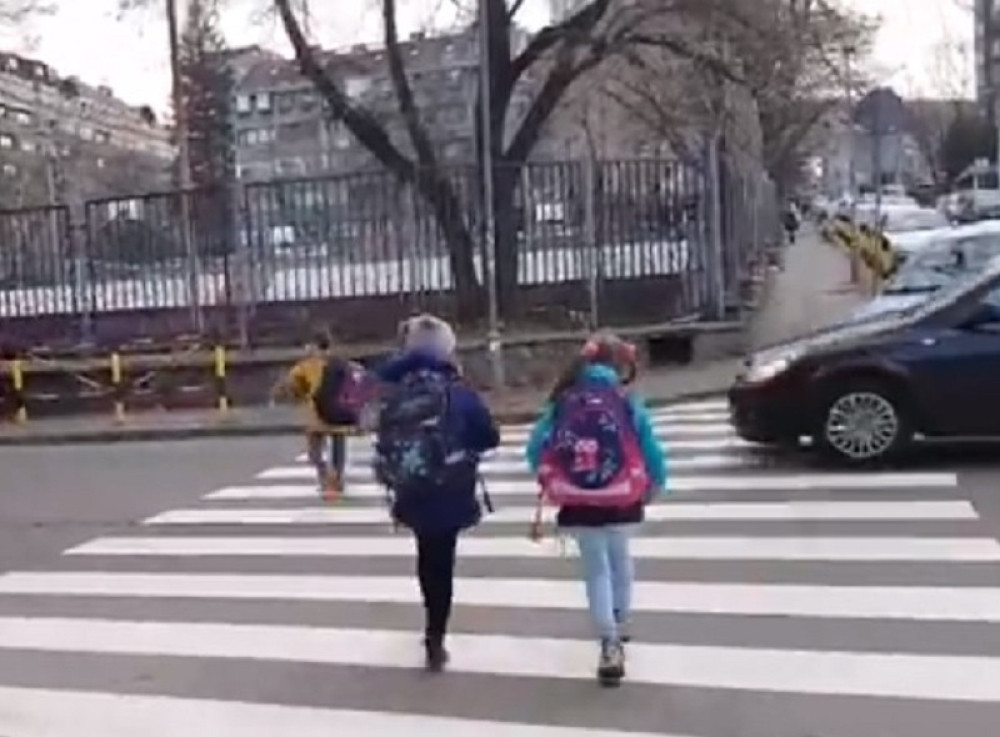 Đaci prelazili ulicu preko pešačkog prelaza, a onda je naleteo bahati vozač... (VIDEO)