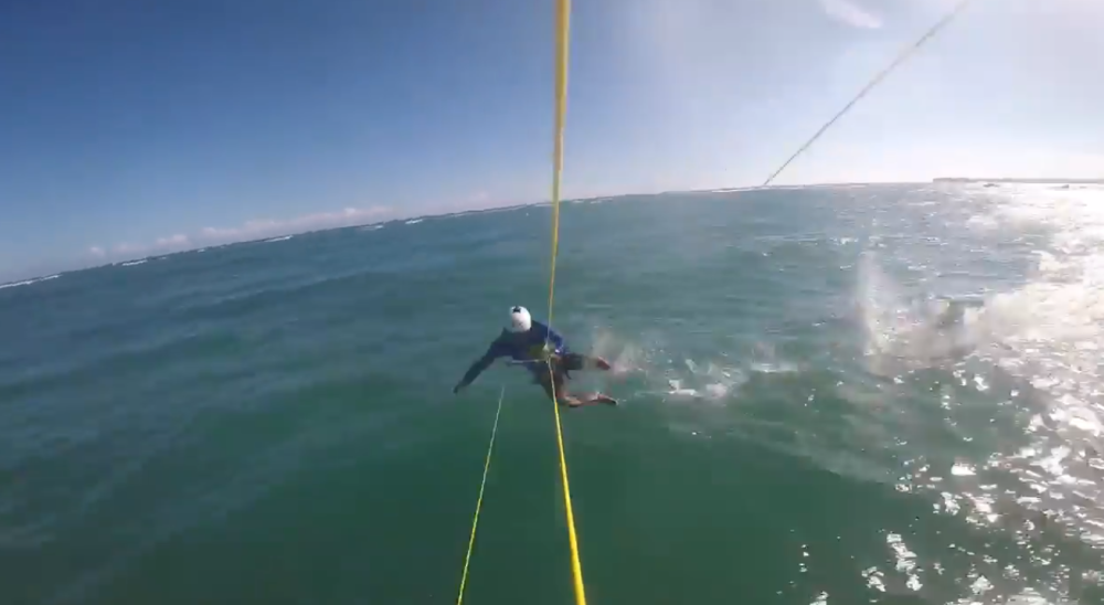 Surfer je uživao na talasima, a onda je naleteo na MORSKU NEMAN (VIDEO)
