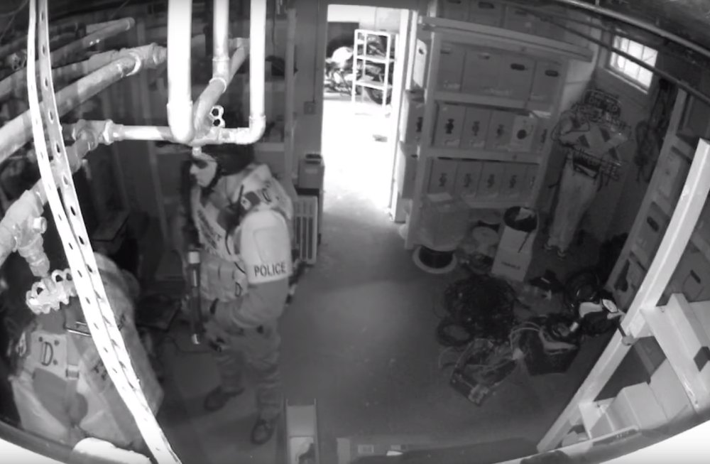 Specijalci saterali lopova u sobu, a onda im je SAMO NESTAO, kada vidite kako nećete moći da dođete sebi (VIDEO)