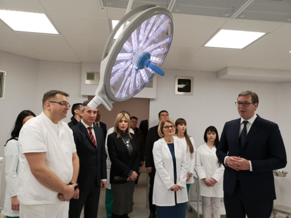 ~Predsednik na otvaranju Hirurškog bloka, ispred bolnice na hiljade ljudi! (FOTO)