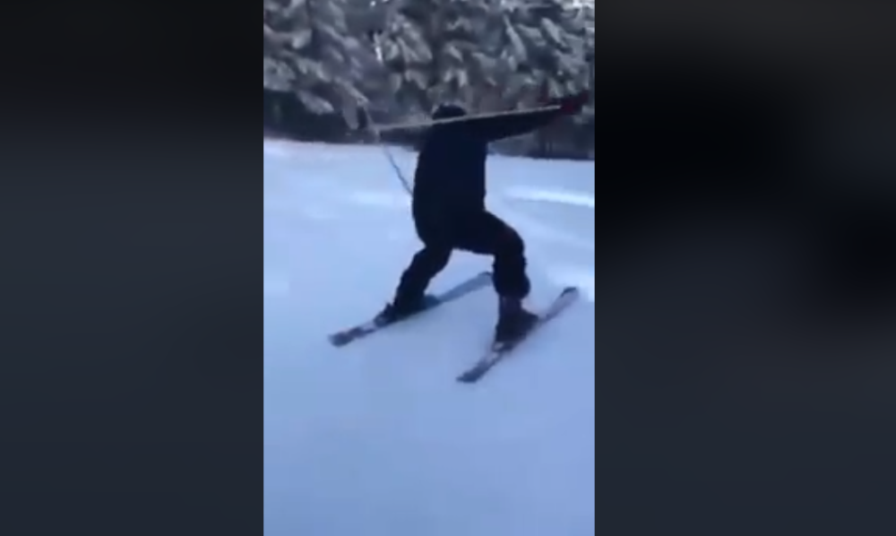 Devojčica pala sa sanki, lekari joj se bore za život!