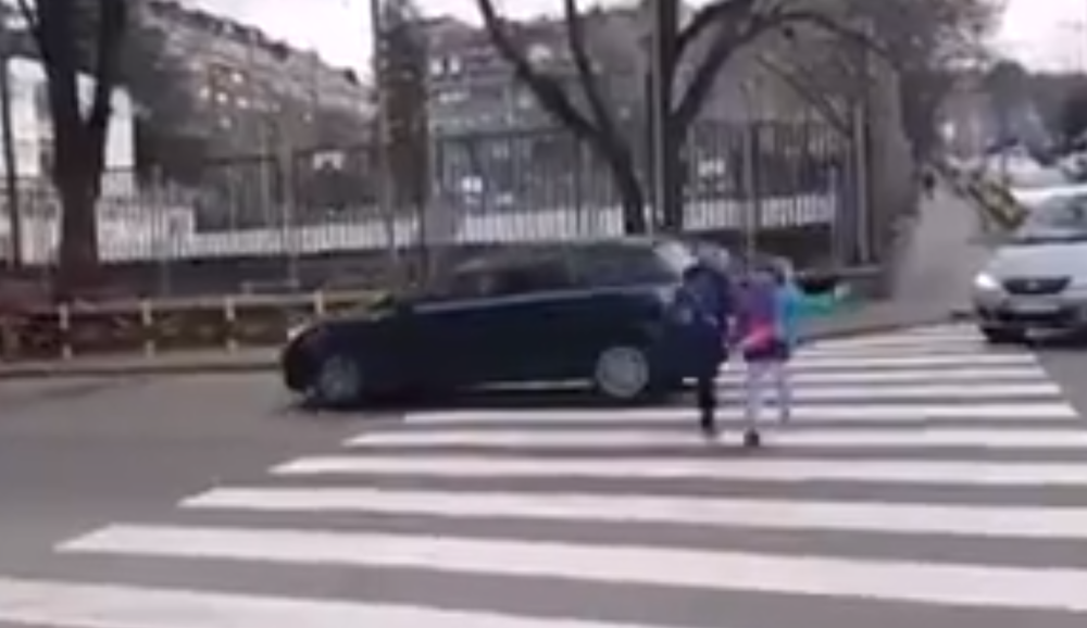 Kolima uleteo među decu na pešačkom prelazu, pa počeo psuje i svira, a mogao je SVE DA IH POBIJE!
