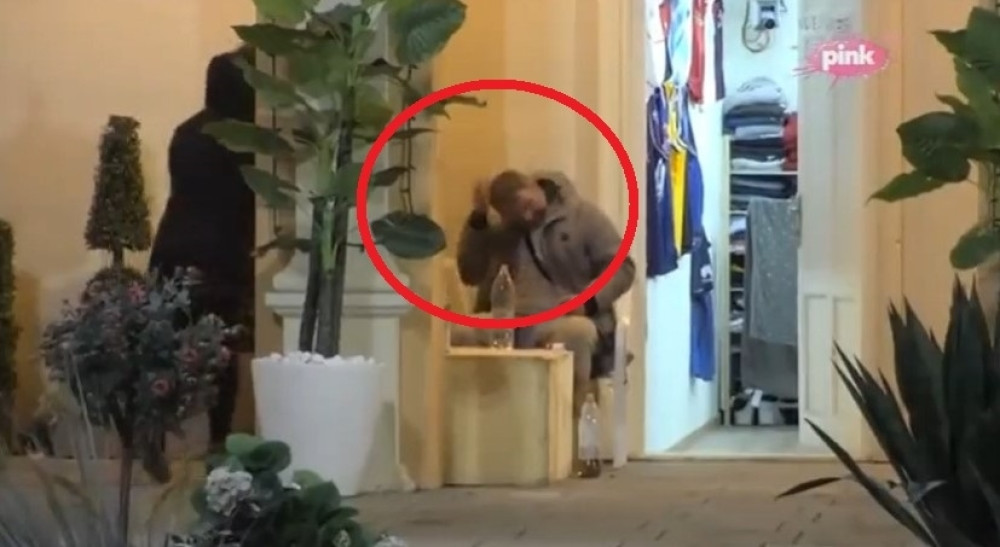 Miki u nervnom rastrojstvu udarao se KAMENOM U GLAVU i rušio sve pred sobom!