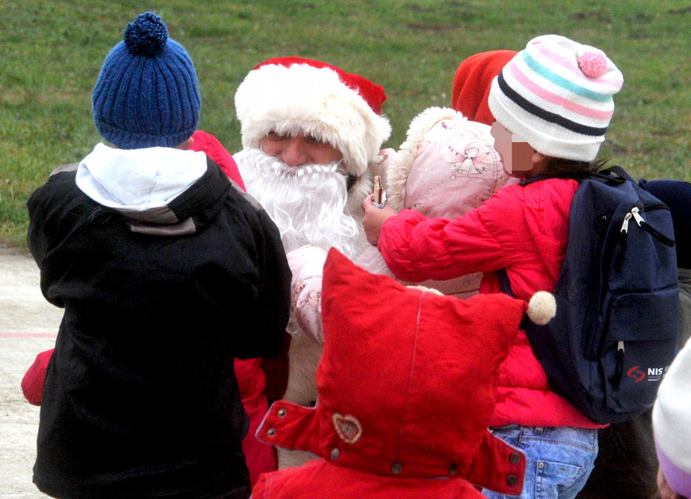 Političar našao vremena da umiri mališane