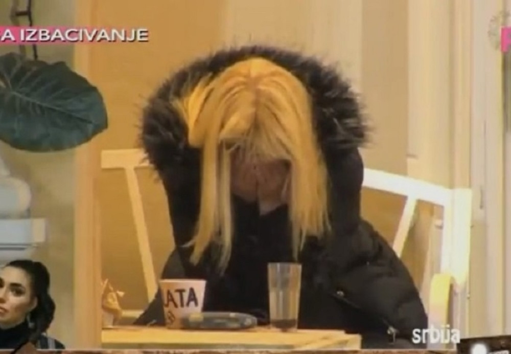 Posle javljanja sina i ćerke, ona je u suzama pobegla! (VIDEO)