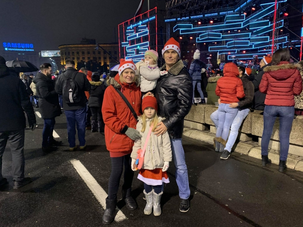 Ni kiša ne može da zaustravi slavlje, vrela atmosfera, hiljade ljudi čeka PONOĆ!