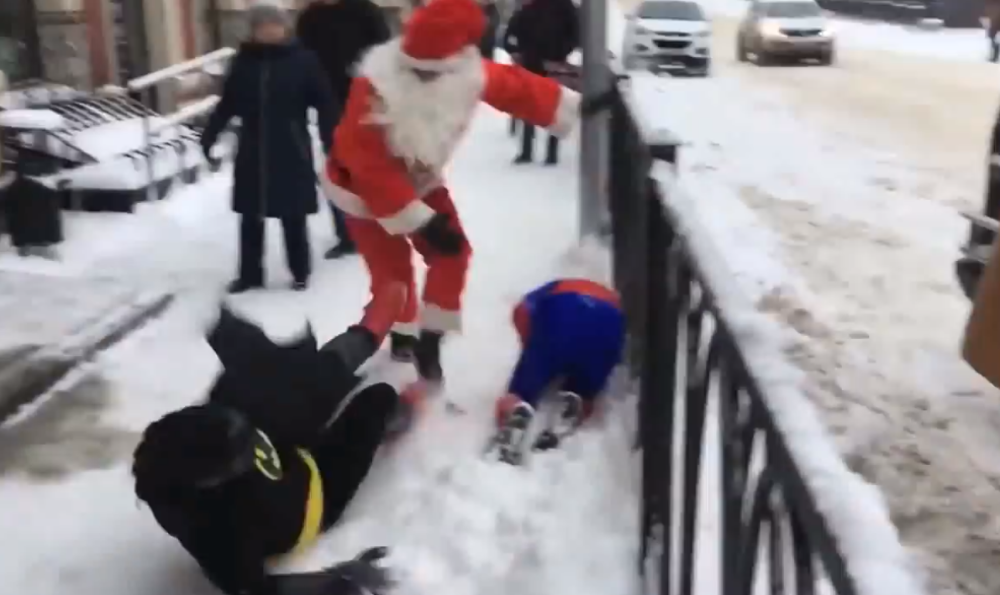 Super heroji se pokačili na ulici, a onda je uleteo DEDA MRAZ! Snimak od kojeg nećete moći da prestanete da se smejete! (VIDEO)
