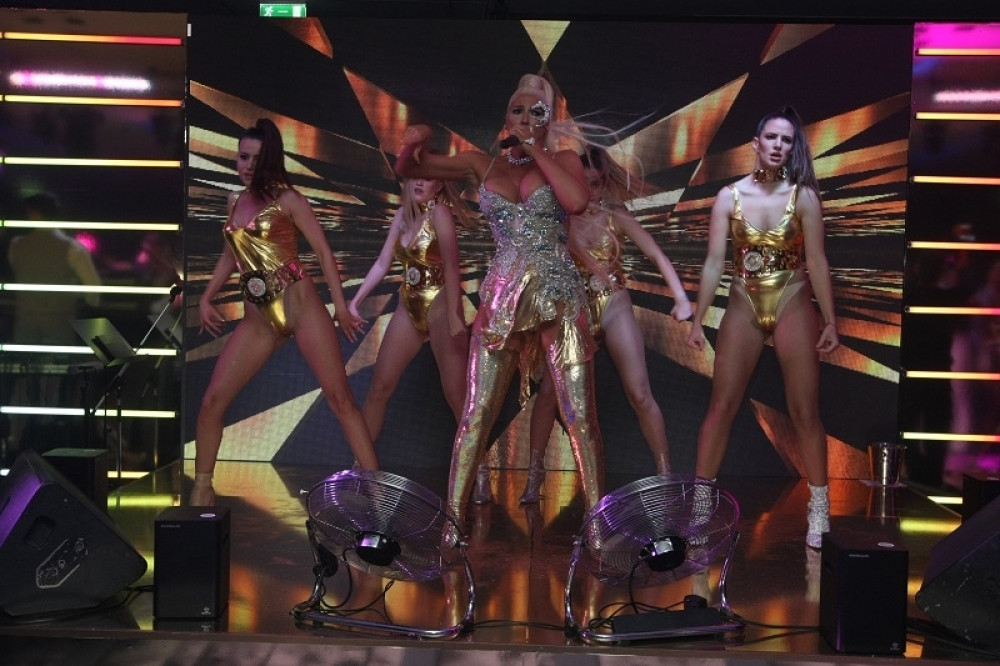 Evo kako je izgledala Jelena Karleuša u najluđoj noći! Publika ne skida oči sa nje (FOTO)