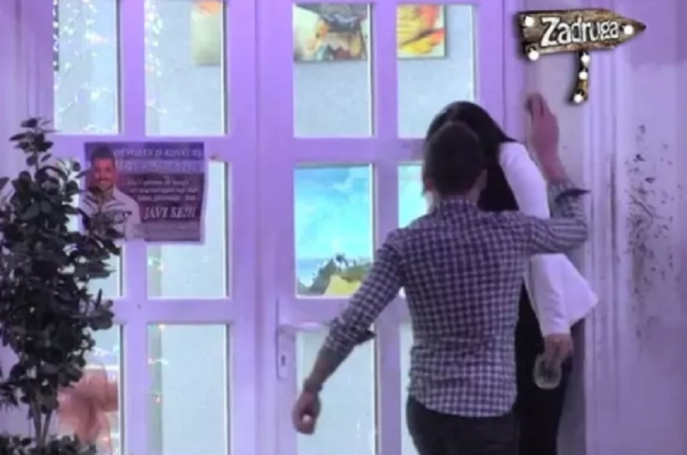 Bane polivao Zerinu, ZGRABIO JE ZA VRAT, pa je GAĐAO ČAŠOM, ona njemu uzvratila istom merom!