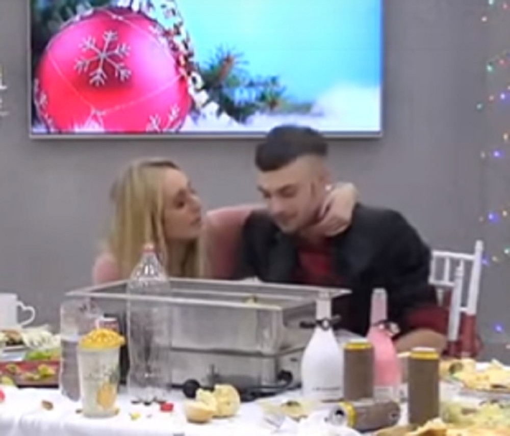 Luna zvala Tomu SA NJOM U WC, kada je došao, ona mu uputila nepristojno pitanje!