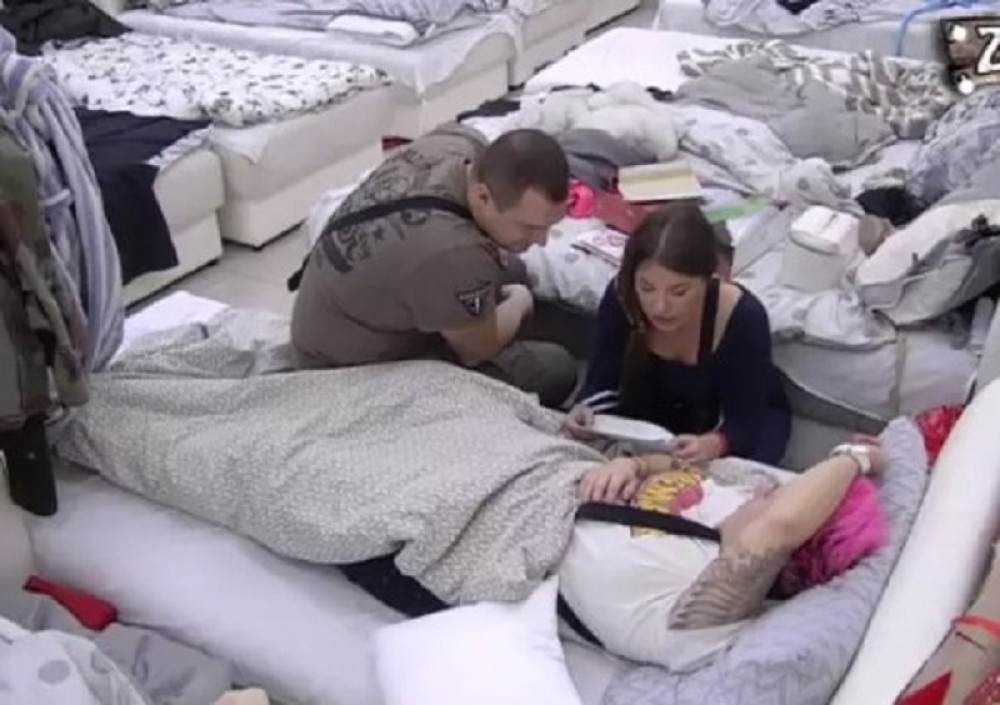 Dragani Mitar stiglo emotivno pismo OD MUŽA, ona ga čita LJUBAVNIKU: Pogledajte šta je Siniša napisao! (VIDEO)