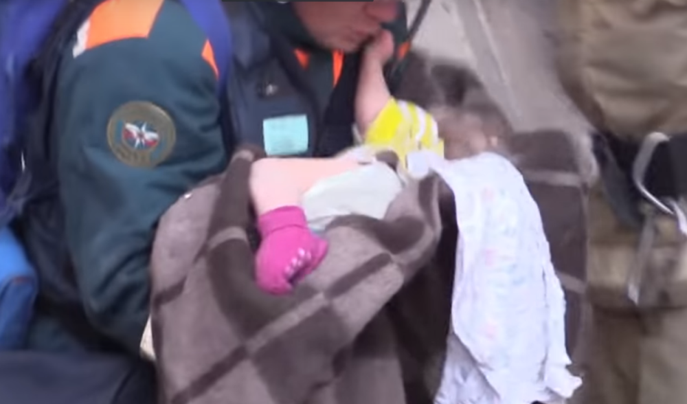 Odavali počast poginulima, a onda se začuo DEČIJI PLAČ ispod tona urušenog kamena! (VIDEO)