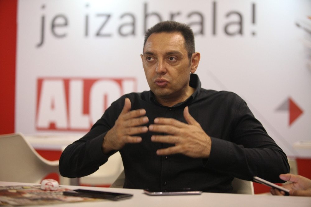 Aleksandar Vulin : " Da li je ovo biološki rat?"