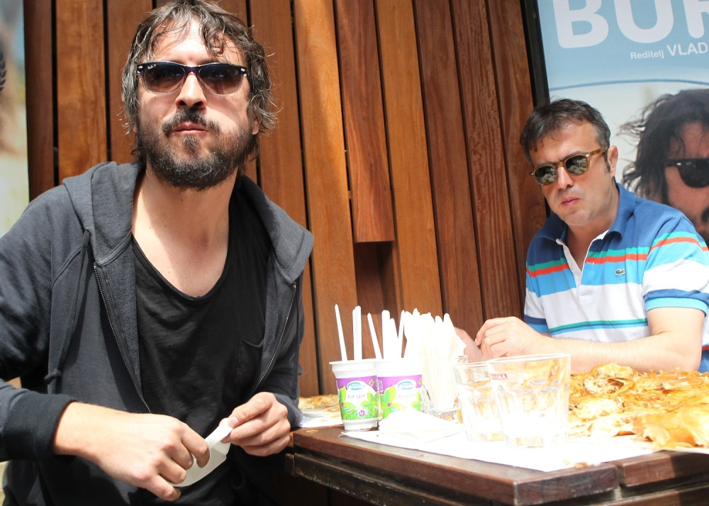 To je čovek koji ima milione, a kad su nam pretili i zabranjivali predstave, on je...