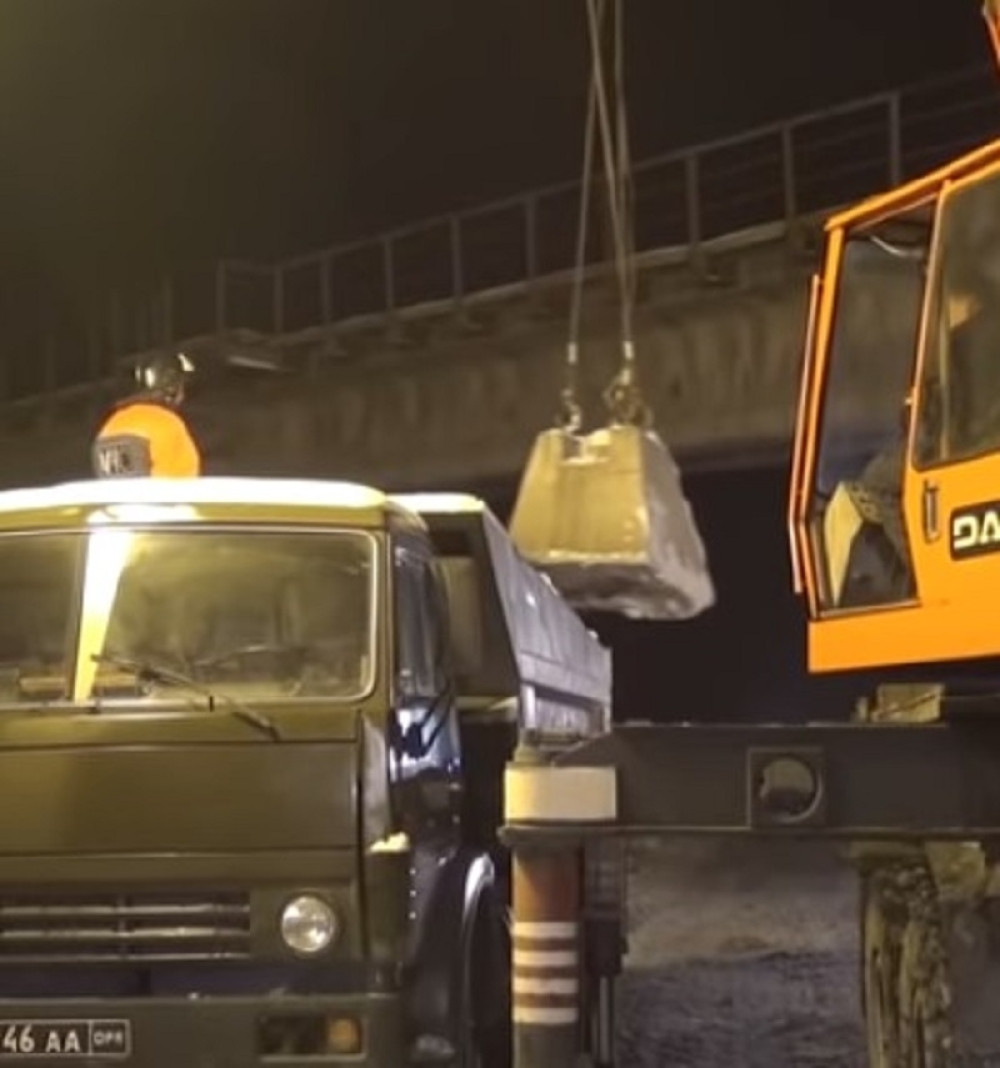 Dignut u vazduh deo železničkog mosta kod Donjecka (VIDEO)