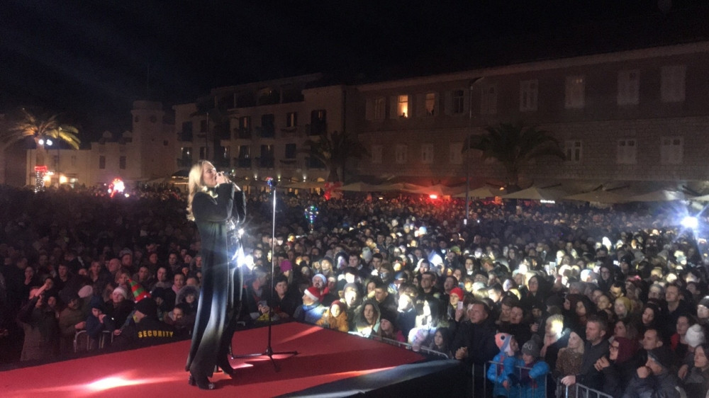 LEPA BRENA ZAPALILA TIVAT!