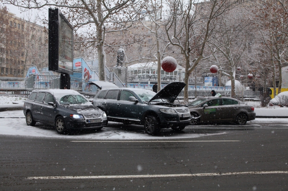 Sudar na Trgu Nikole Pašića blokirao saobraćaj (FOTO)