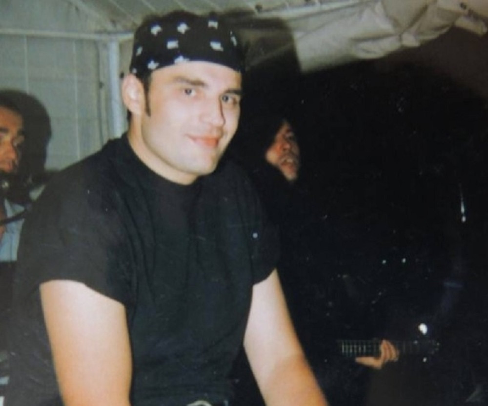 Napustio je muziku, ušao u rijaliti, HITNO su ga izbacili zbog bolesti, sportista mu POLOMIO REBRA, a evo kako danas izgleda (FOTO)