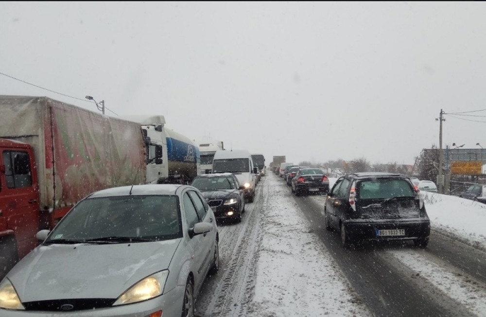 Sudar pet vozila, četiri osobe teško povređene!