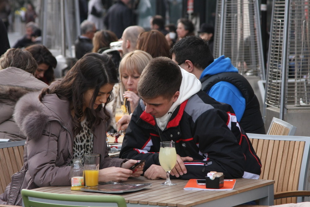 Ko zapravo kontroliše internet i ko uređuje društvene mreže?
