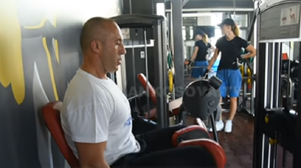 Ramuš se bahati u teretani, a potom MALTRETIRA ŽENU! Krenuo je rukama, nogama...