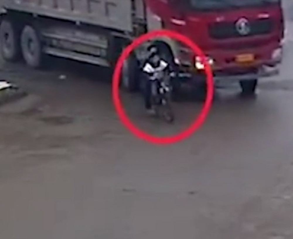 Kamion oborio dva dečaka i vukao ih nekoliko metara ispod točkova (UZNEMIRUJUĆ VIDEO 18+)