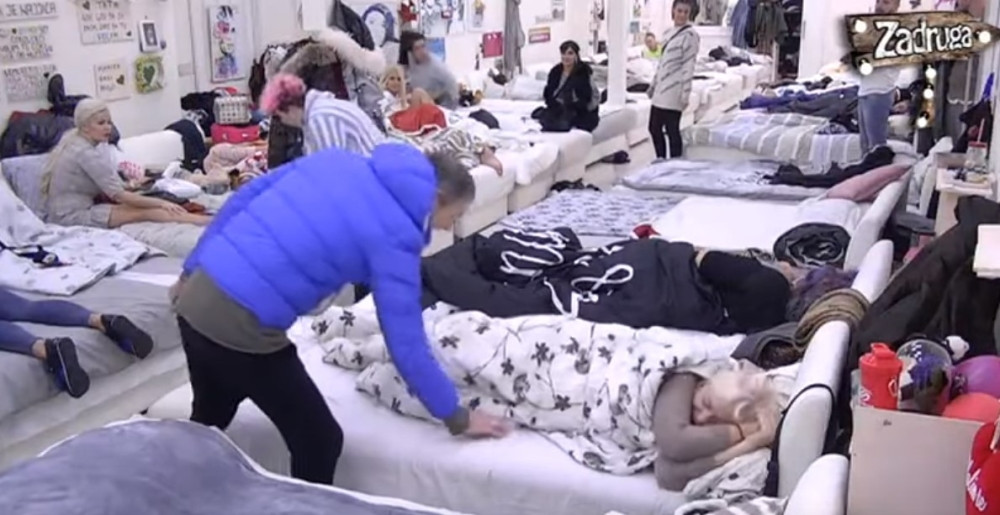 Zadrugar išao od kreveta do kreveta, ZAVLAČIO IM RUKE ispod pokrivača, a onda je nastao haos!