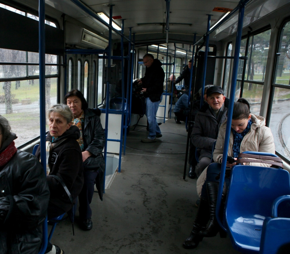 Žena udarila glavom u tramvaj, pa pala na pod kao pokošena. Policija odmah dojurila na lice mesta