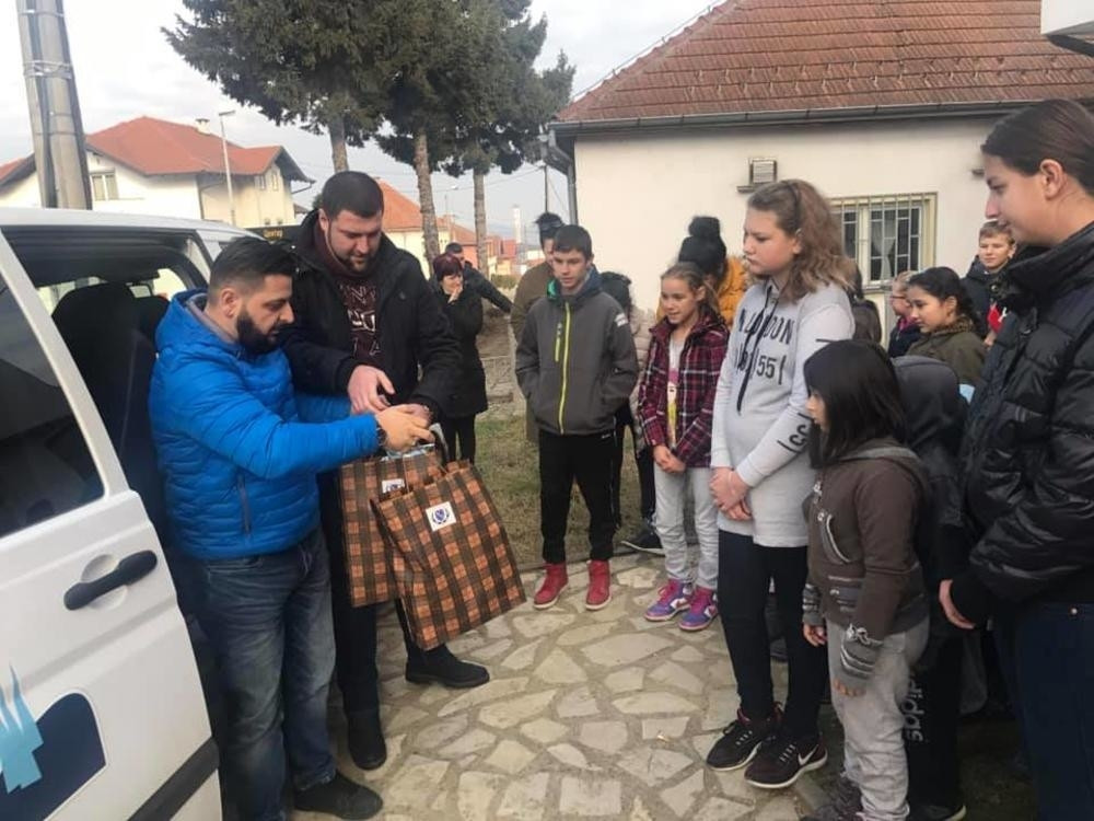 Muslimanski pokret podelio poklone mališanima čiji su se očevi borili za Republiku Srpsku!