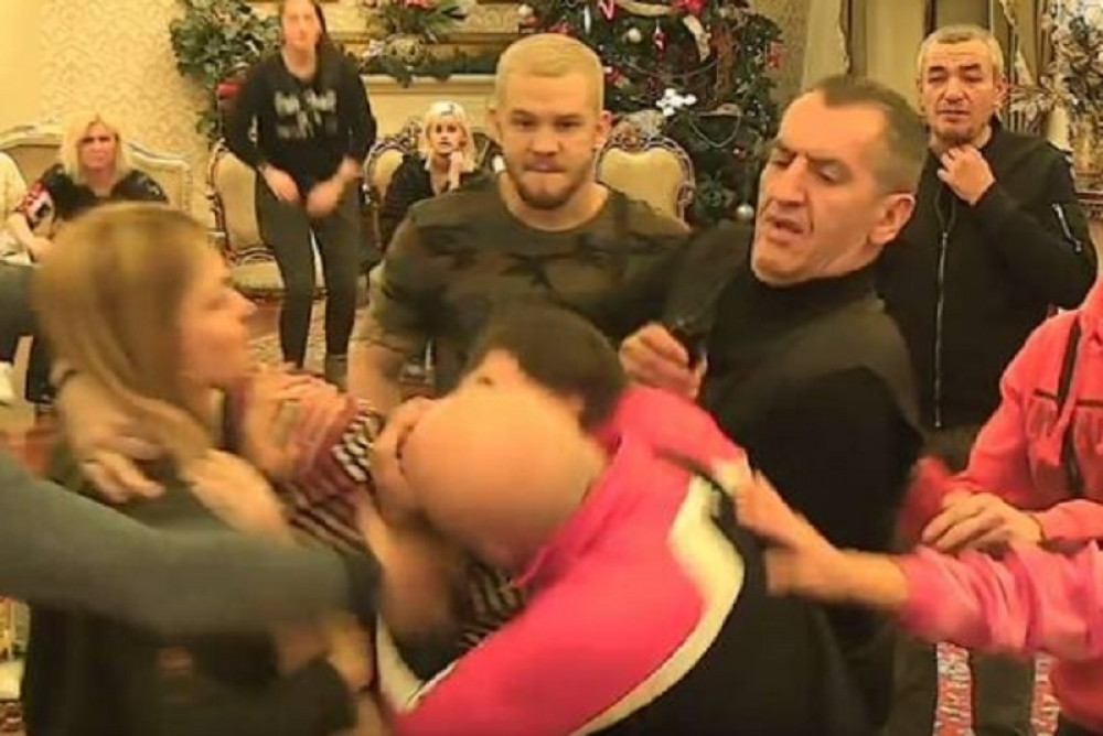 Baki B3 skočio na Ivana Marinkovića pa ga POVREDIO! (FOTO)