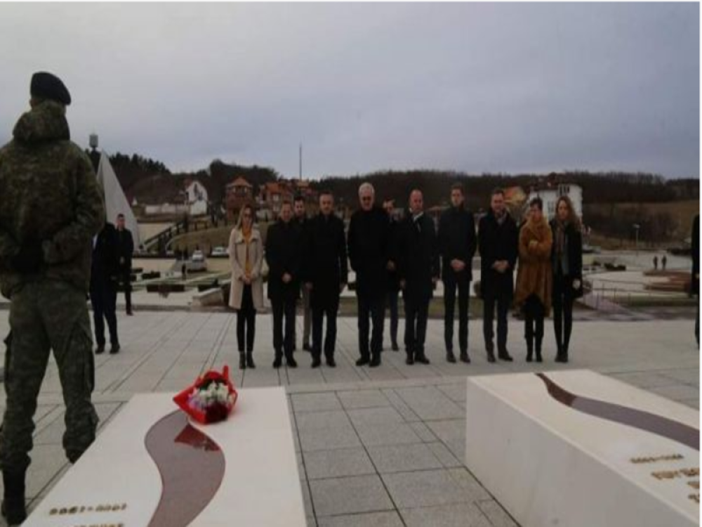 Visoki zvaničnik Evrope tugovao na grobu OVK UBICE, od brata dobio i KNJIGU ZA USPOMENU!