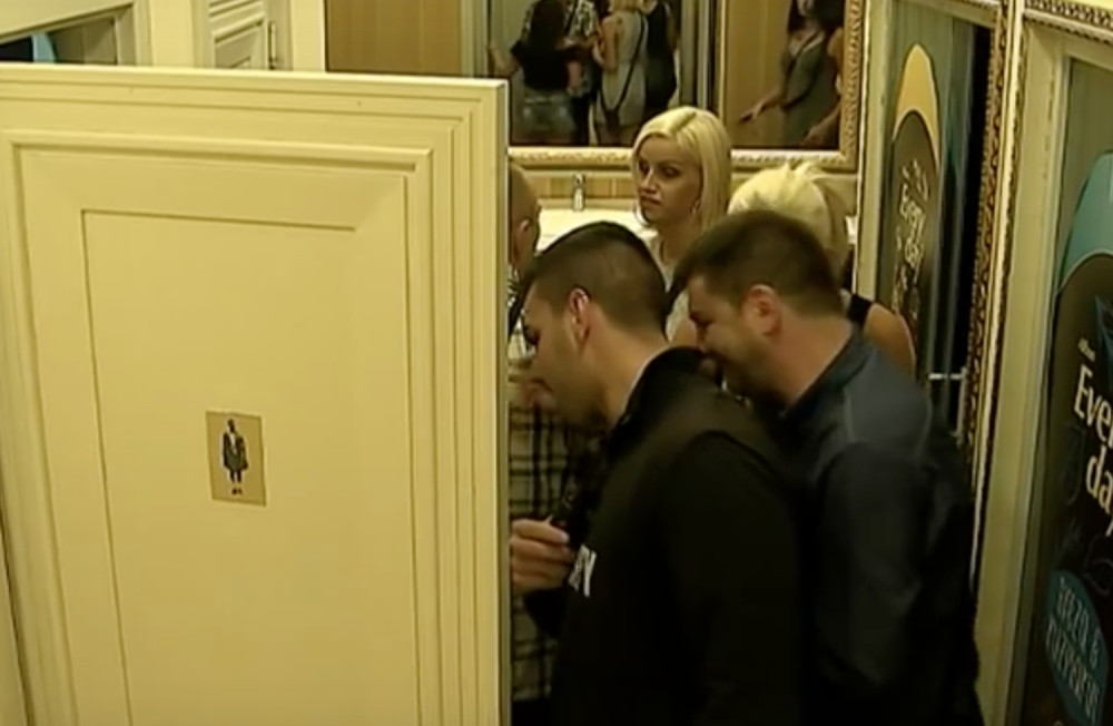 Uneredila se pred kamerama! Sve joj se slilo niz helanke, braon trag je odao! (FOTO)