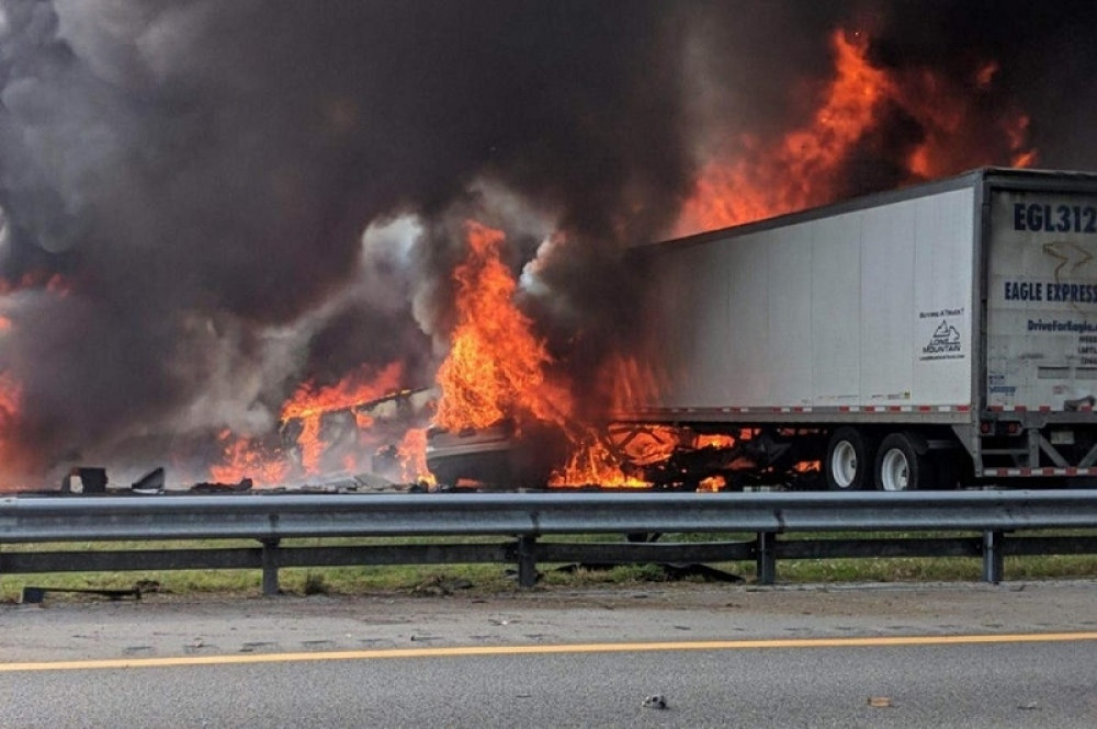 Sudar dva traktora i više vozila, najmanje SEDMORO MRTVIH! (FOTO+VIDEO)
