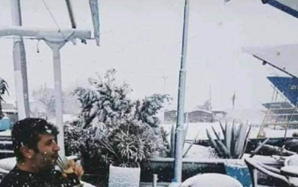 Kragujevčanin bos i u šortsu sedi na snegu u Grčkoj! "Kad upekne zvezda, nema ništa bolje od..." HIT! (FOTO)