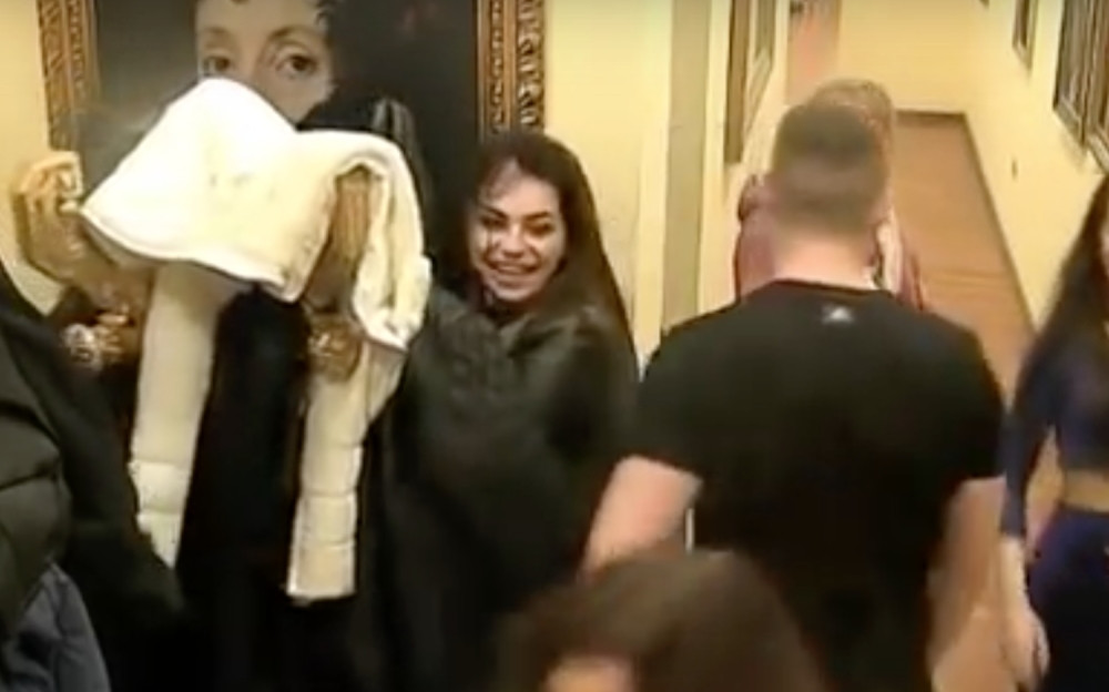 Zerina pijana oralno zadovoljavala momka pred kamerama! Spustila se na kolena i krenula u akciju! (VIDEO 18+)