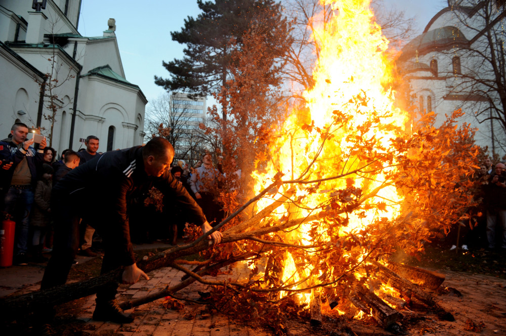 Evo kako se pravilno seče badnjak: Običaje morate ispoštovati za mir i blagostanje!