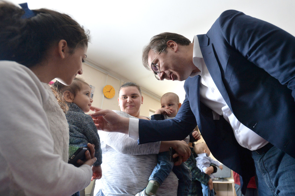 Predsednik se obratio medijima i saopštio NIKAD LEPŠE VESTI ZA MAJKE I DECU!