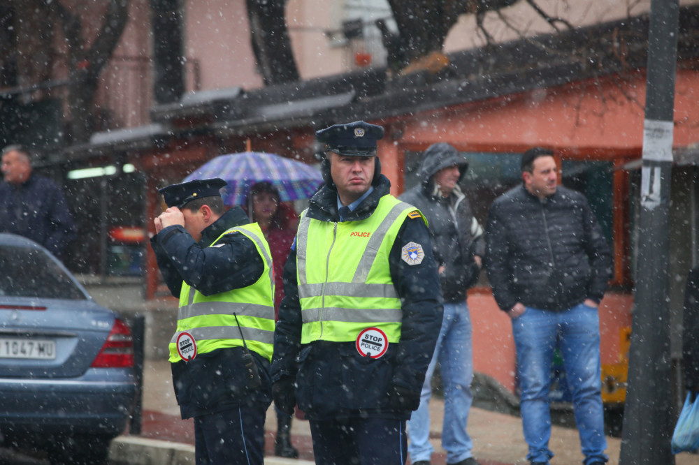 Policajci zaustavili "pežo", a kada su pogledali unutra ostali su u ŠOKU! (FOTO)
