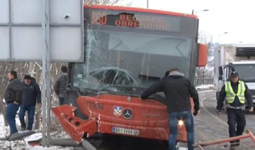 Autobus probio ogradu i skoro sleteo s mosta!