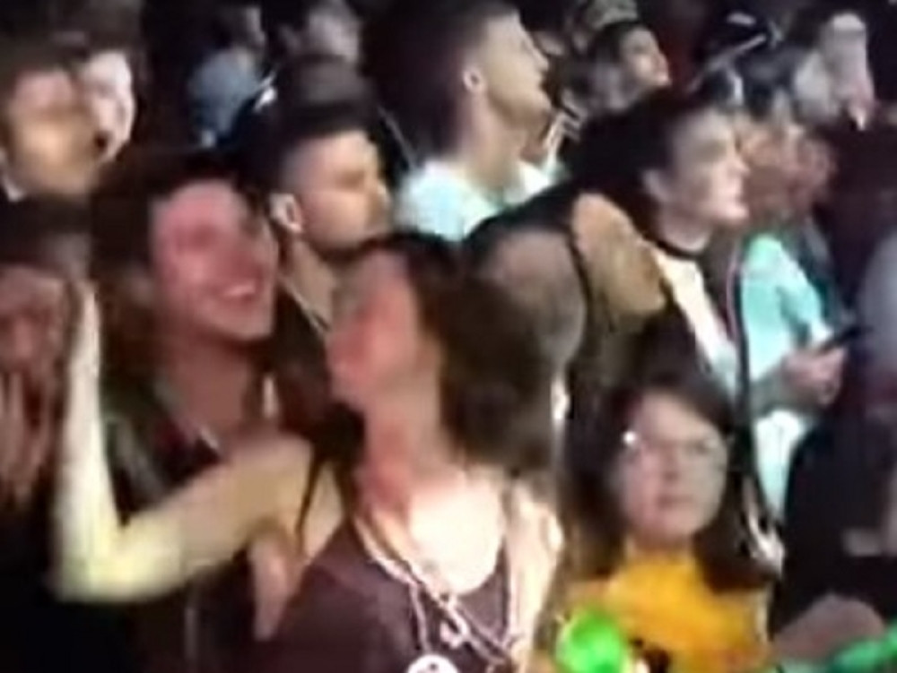 Imali se*s u novogodišnjoj noći nasred trga?! Ljudi ih posmatrali u neverici (VIDEO 18+)