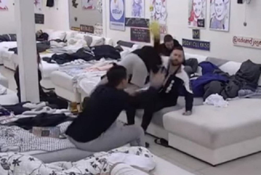 Matora je pljunula u lice, Ša je gađao patikom! Ova zadrugarka isprovocirala je sve i napravila HAOS (VIDEO)