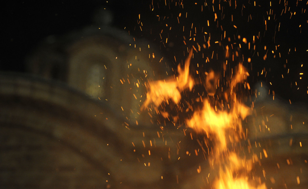 U Gračanici hteli da zapale Miloša i srpsku zastavu, hrabri mladići ih ZAUSTAVILI