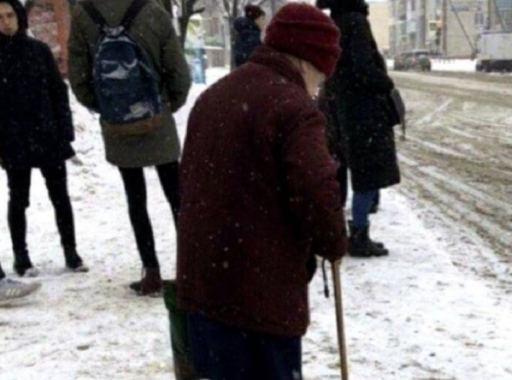 Baka iz Beograda stoji na autobuskom stajalištu i čeka prevoz... Donji deo fotografije ulepšaće vam Božić!