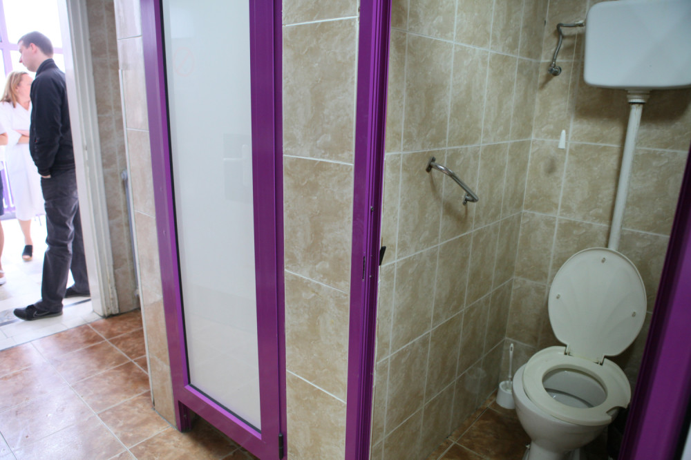 Seo je na WC šolju, a kada se okrenuo, ugledao je nešto zastrašujuće! (FOTO)