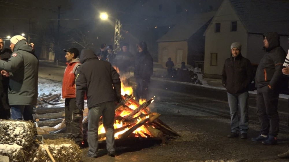 Usred Beograda osvanule JEZIVE PORUKE na automobilima, uhapšena trojica Albanaca!