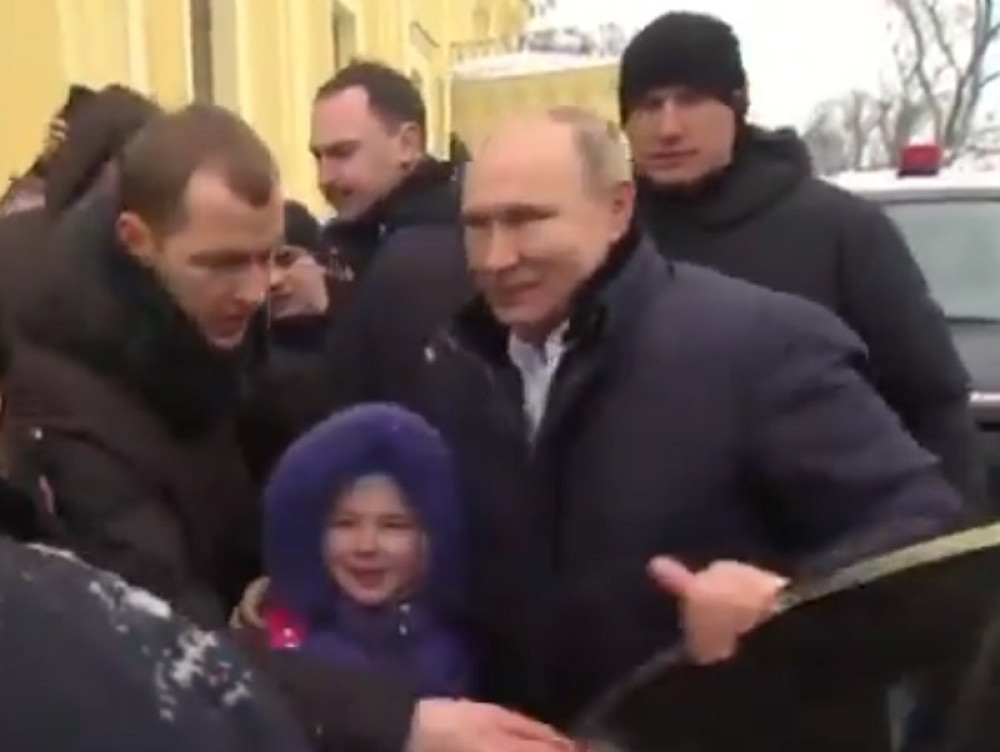 Video uplakanu devojčicu, pa izleteo iz limuzine! Kad je izgovorio OVE REČI, sve se promenilo! (VIDEO)