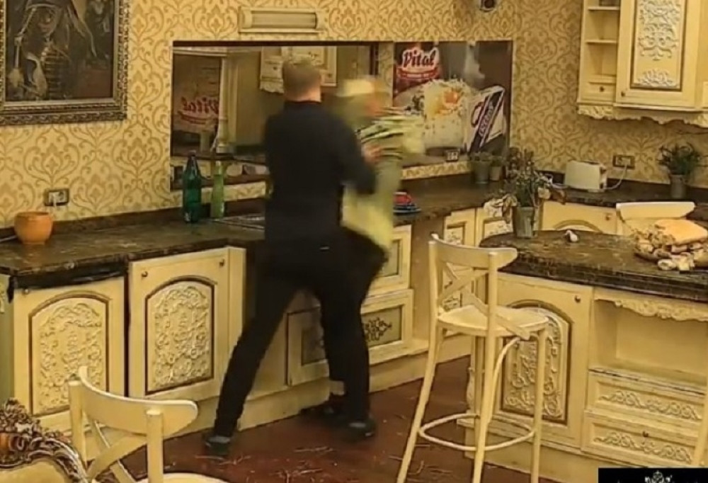 Nasilje nad ženom na Božić: Hladnokrvno ju je gurnuo, odletela je na pod i udarila glavu! (VIDEO)