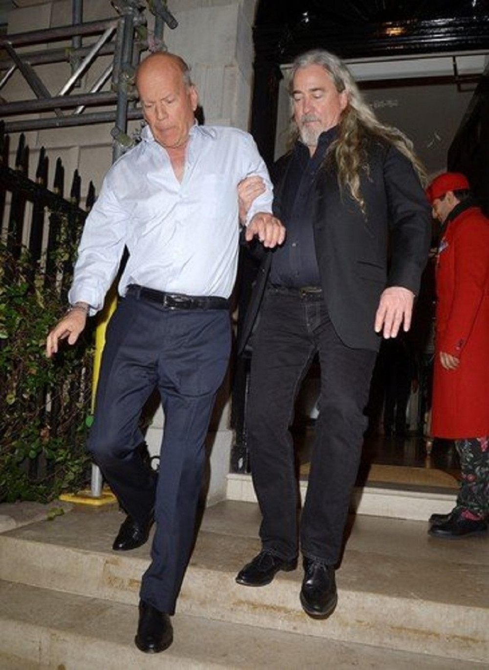 Glumac se pijan teturao ulicom, nije znao gde se nalazi! Ubio ga alkohol!